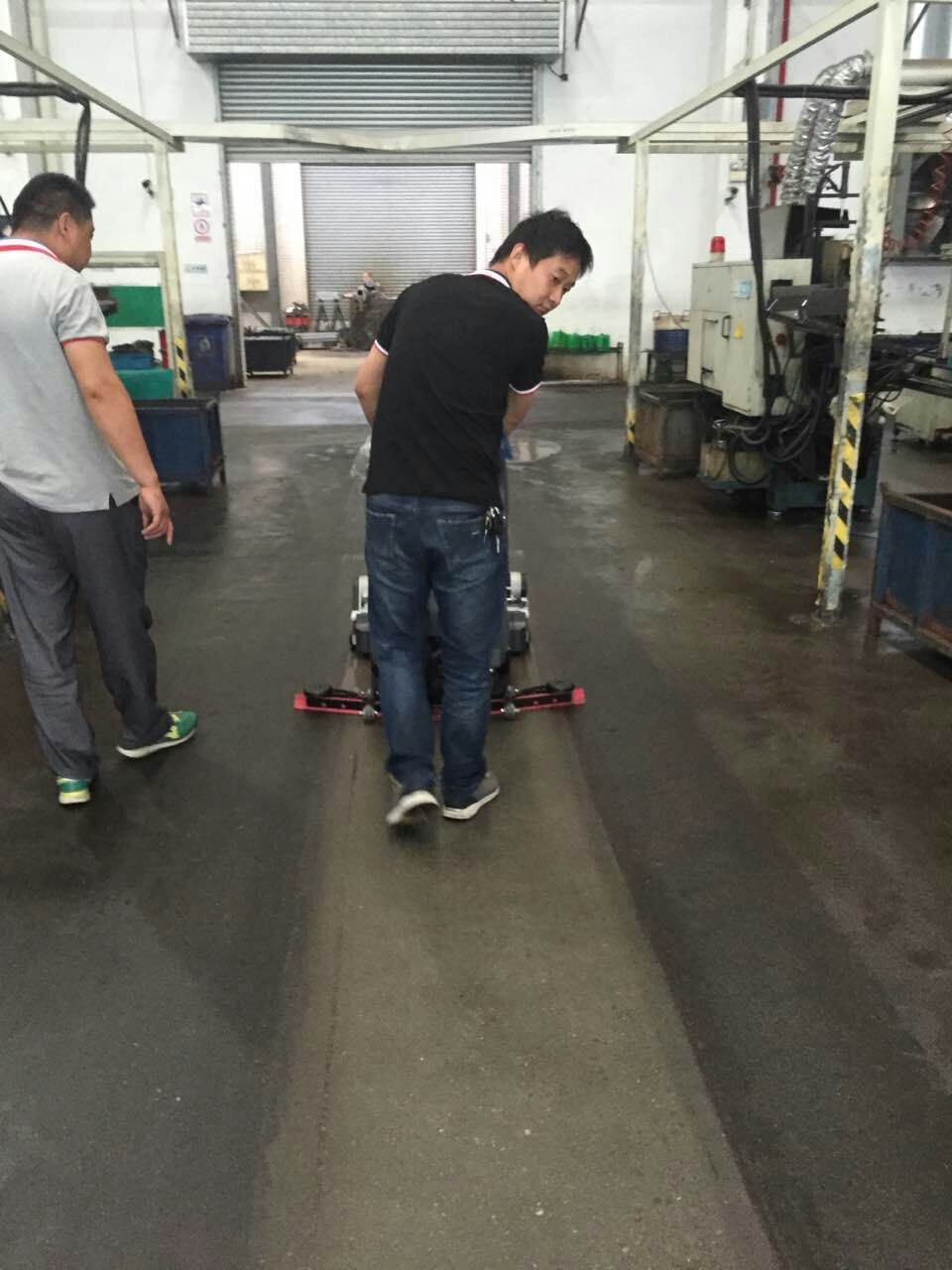 工廠采用公海彩船6600全自動洗地機，解決車間油汙地麵