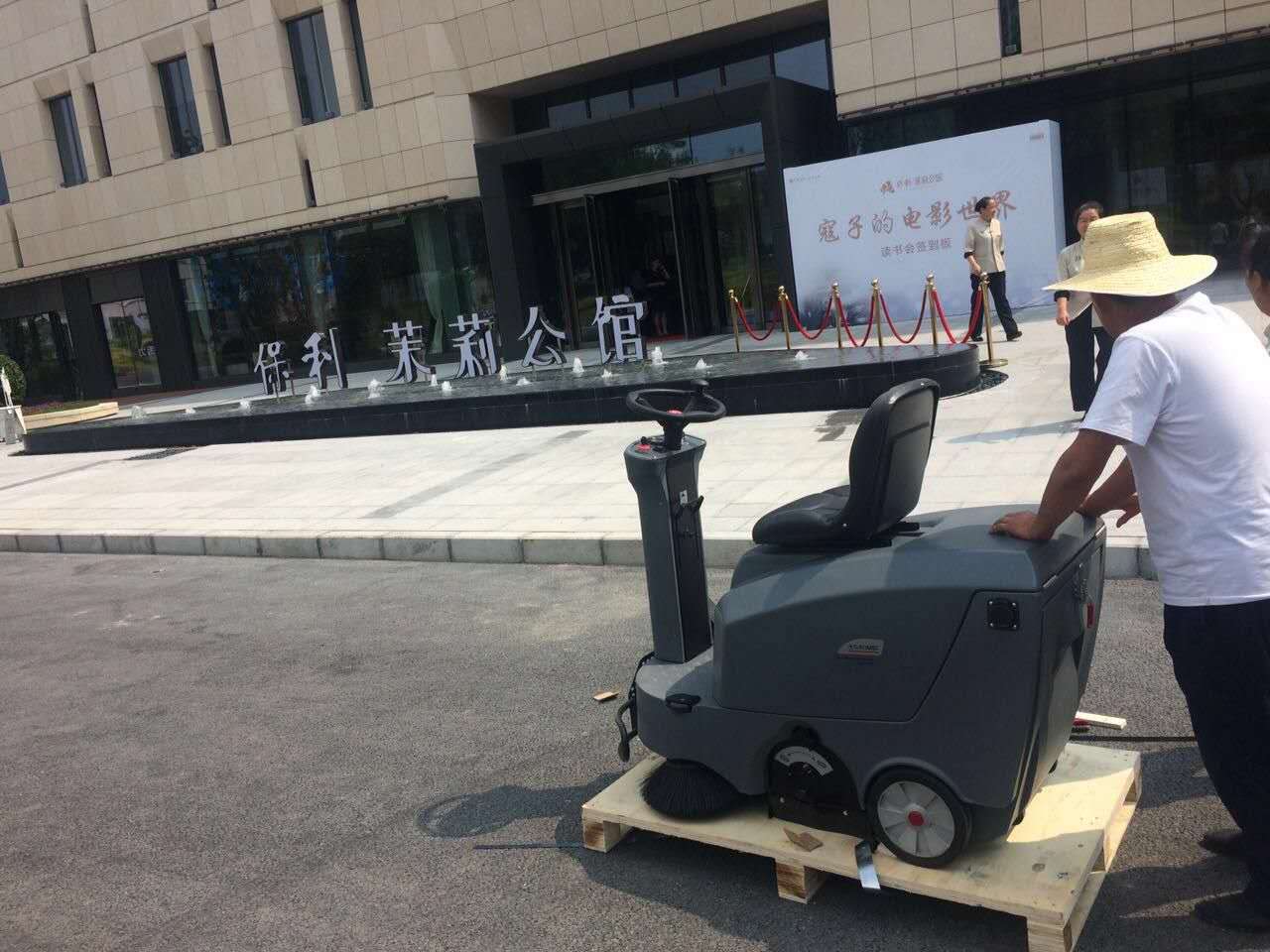 工廠油汙地麵掃地車多少錢一台