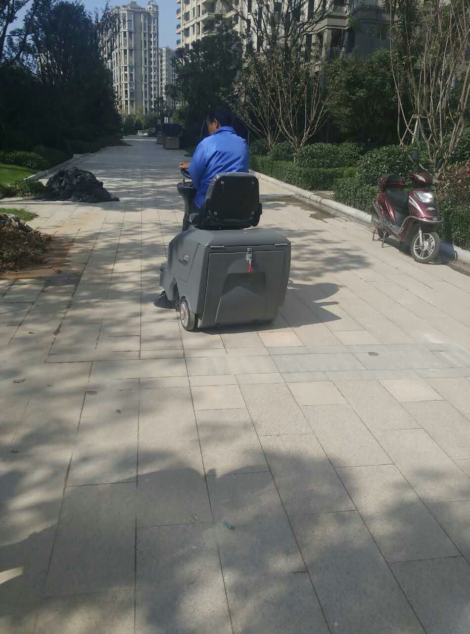 公海彩船6600小型駕駛式掃地機為小區增添一抹光彩