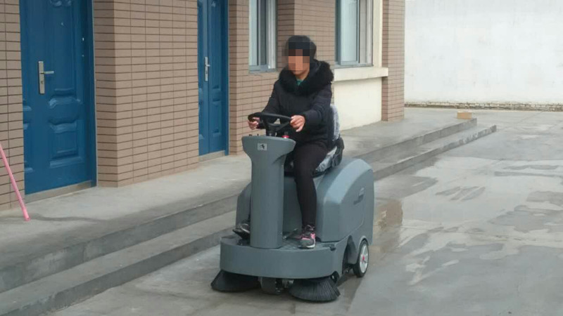 駕駛式掃地機多少錢?公海彩船6600駕駛式掃地機廠家是這麽想的