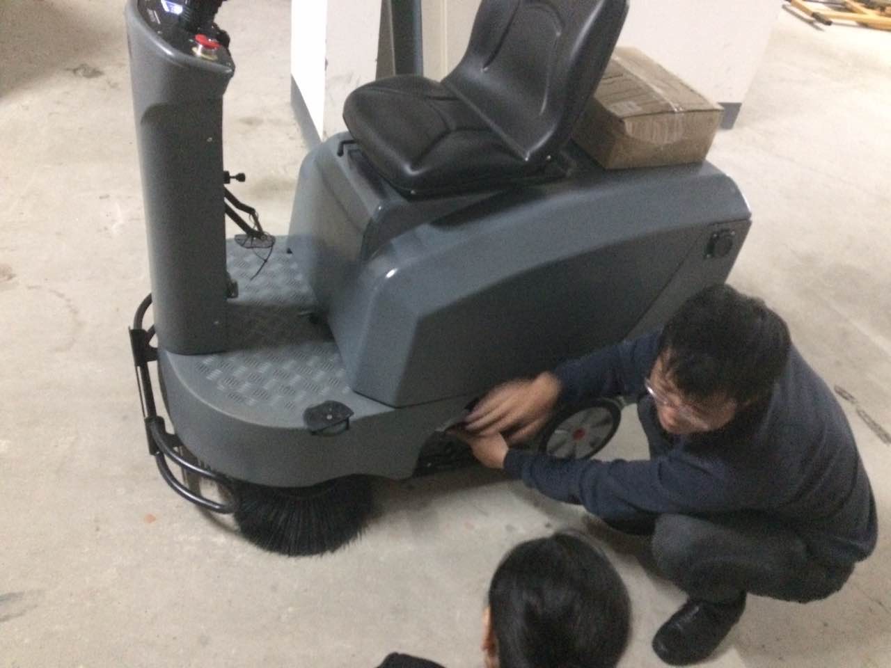 公海彩船6600電動掃地車與人工相比、電動掃地車的優勢