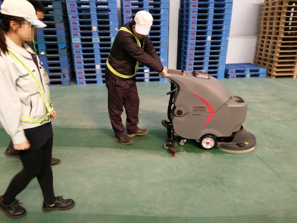 電子廠無塵車間地麵清潔就用公海彩船6600全自動洗地機