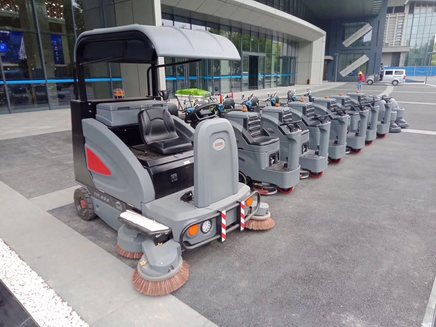 物業保潔應該用什麽樣的掃地車來維持地麵衛生呢？